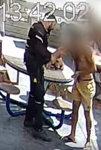 נתפס על חם : שוטר תפס גבר שצילם ילדה במצלמה נסתרת